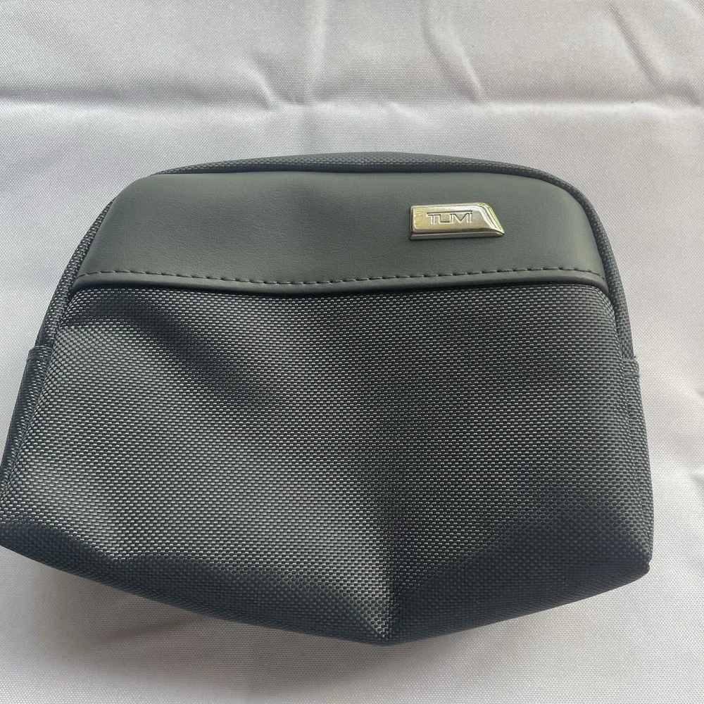 Tumi Delta Airlines First Class Amenity Track Bag Pouch Toiletry Kit EUC Gray